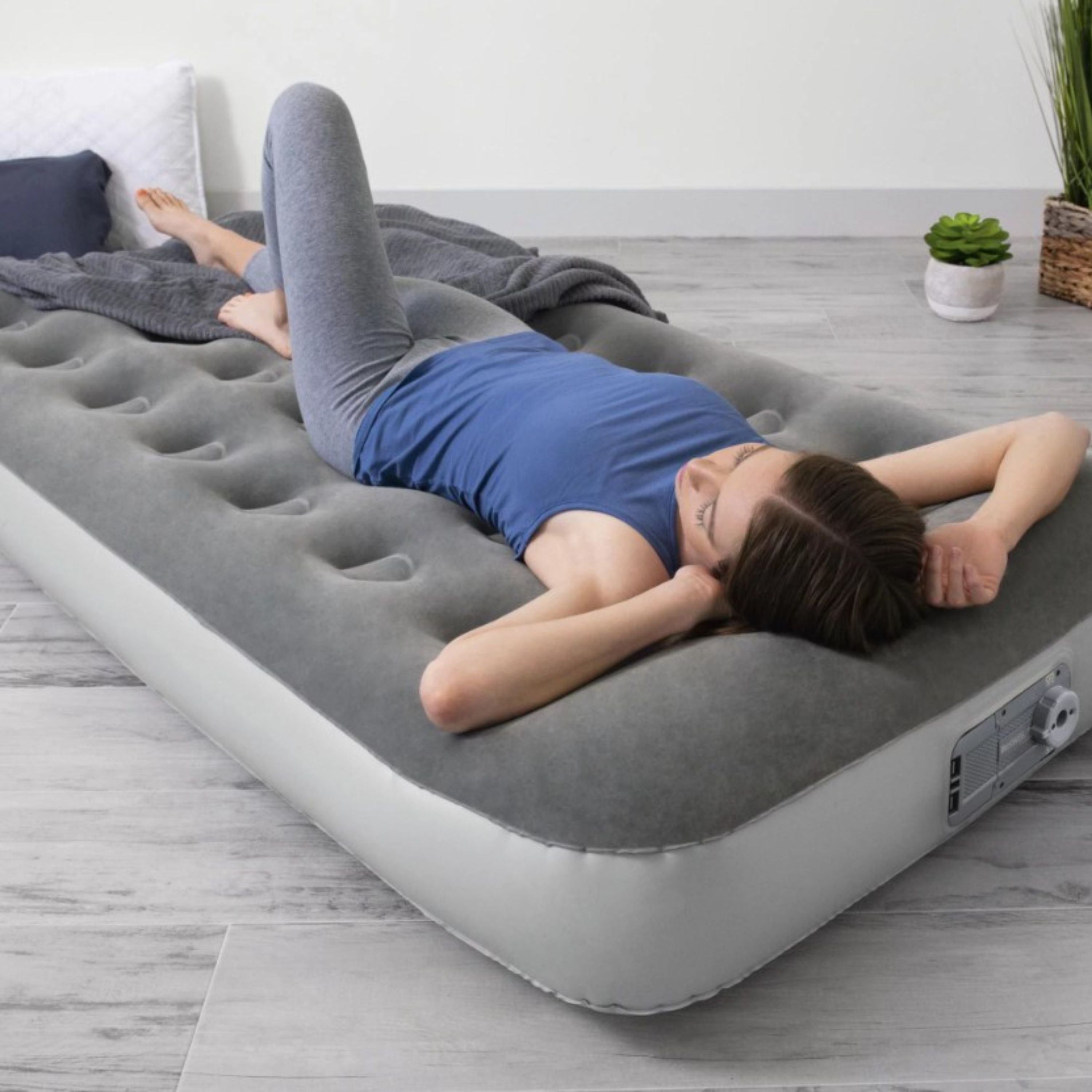 Air bed with built-in pump - 74 x 39 in