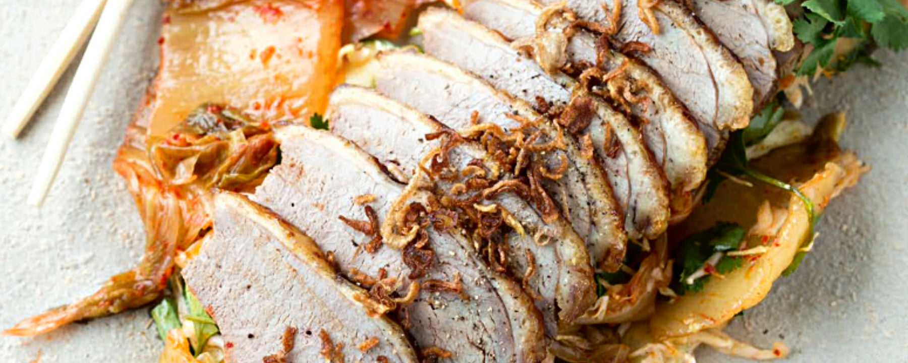 Canard laqué et salade au kimchi||Peking duck and kimchi salad
